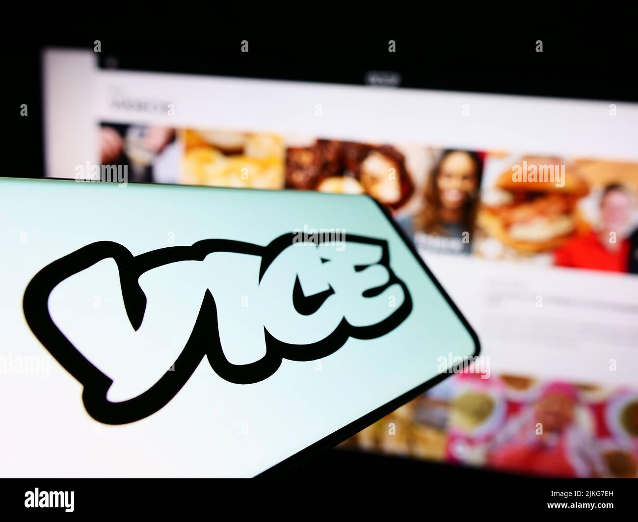 Smartphone con el logotipo de la empresa de radiodifusión Vice Media LLC en la pantalla delante del sitio web de la empresa. Enfoque en la parte central izquierda de la pantalla del teléfono. Foto de stock