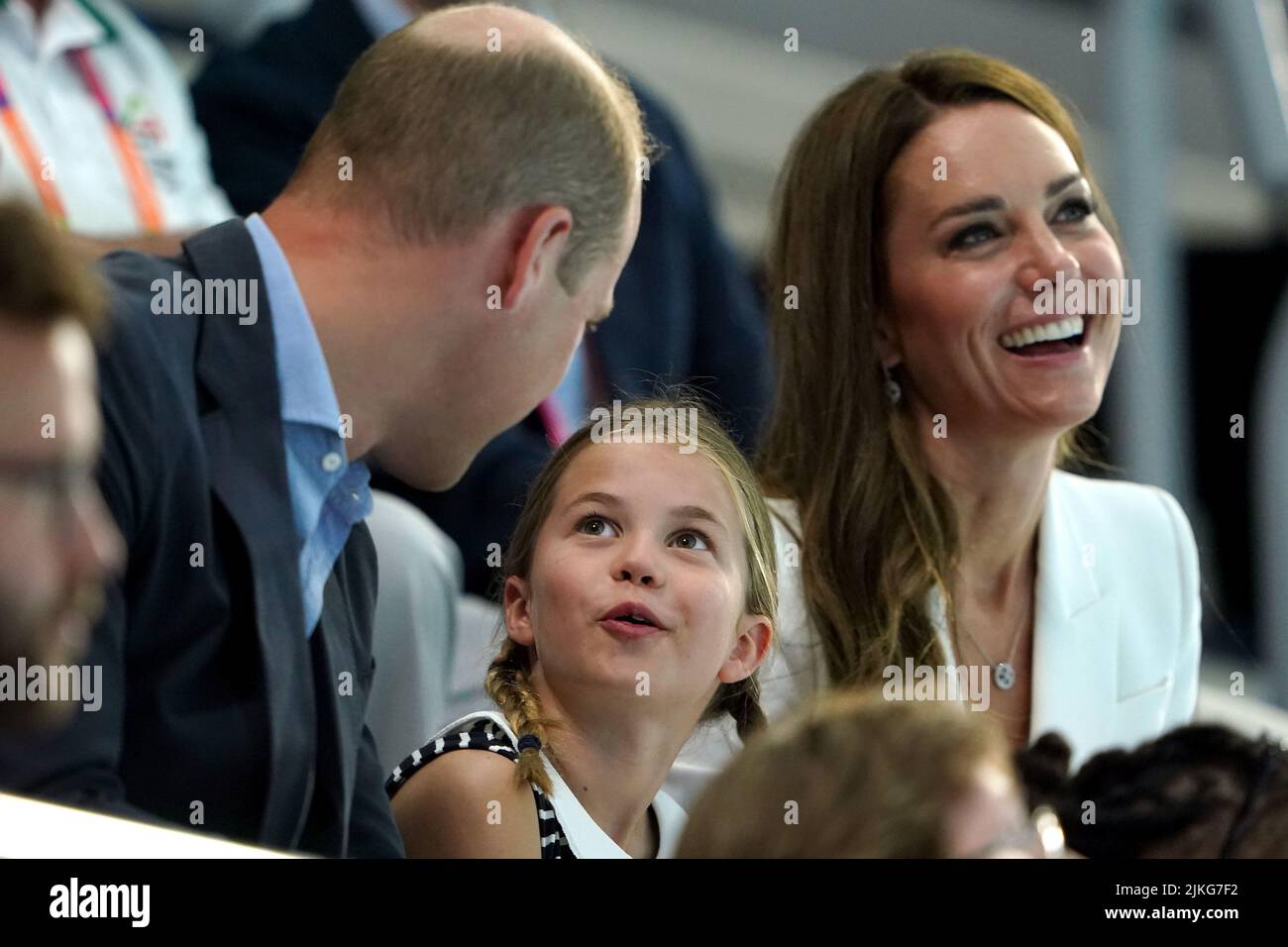 El Duque y la Duquesa de Cambridge con su hija la Princesa Charlotte de Cambridge en el Sandwell Aquatics Centre el quinto día de los Juegos de la Commonwealth de 2022 en Birmingham. Fecha de la foto: Martes 2 de agosto de 2022. Foto de stock