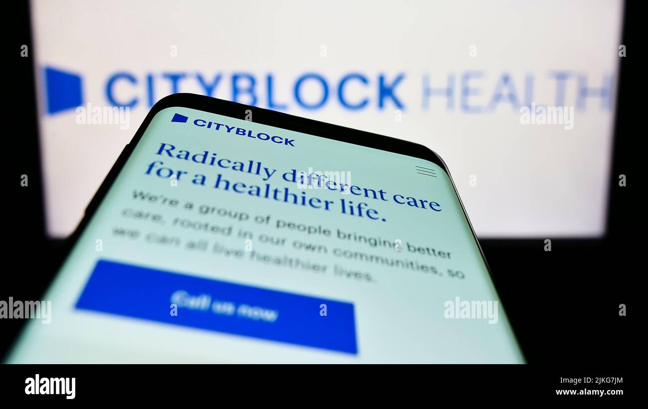 Smartphone con sitio web de la empresa de asistencia sanitaria de EE.UU. CityBlock Health Inc. En pantalla delante del logotipo de la empresa. Enfoque en la parte superior izquierda de la pantalla del teléfono. Foto de stock