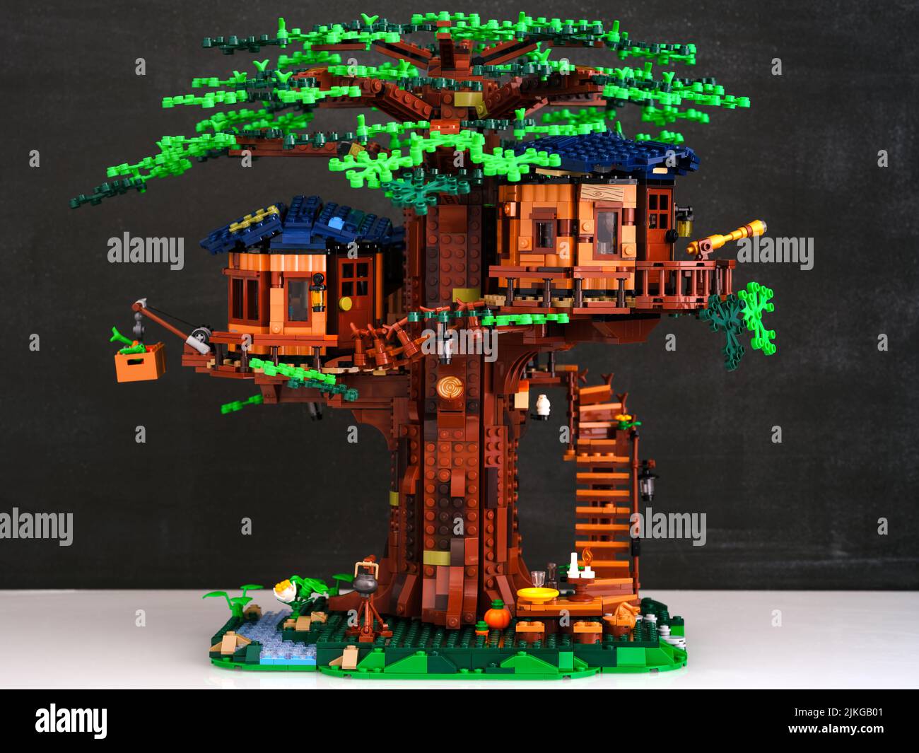 Tambov, Federación de Rusia - 22 de junio de 2022 Una casa del árbol de Lego. Este conjunto con 3 cabañas LEGO árbol y base paisajística con mesa de picnic y asientos, s Foto de stock