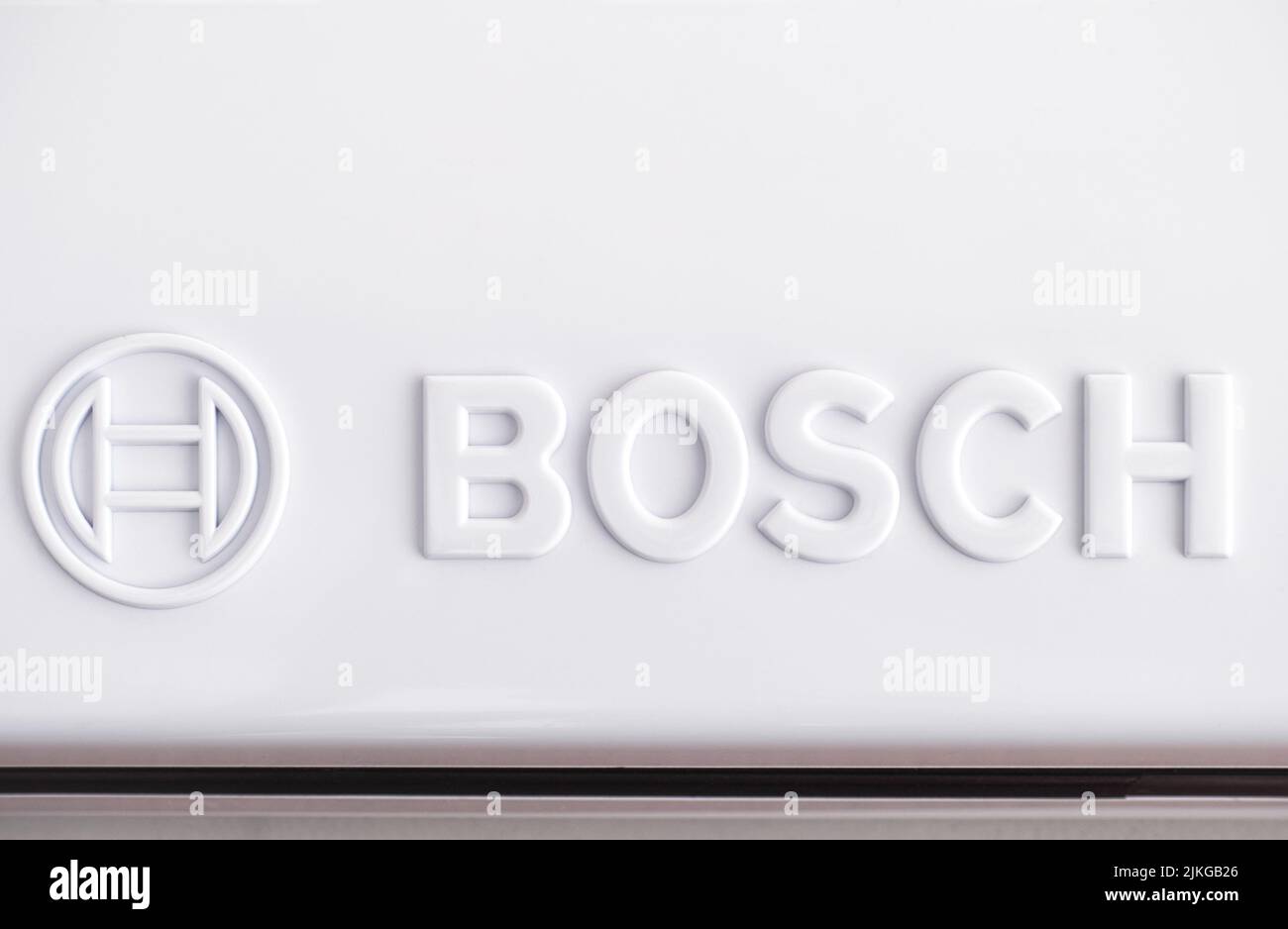 Tambov, Federación de Rusia - 09 de febrero de 2019 Una fotografía de primer plano de un logotipo de Bosch en una bolsa de transporte blanca cerrada. Foto de stock