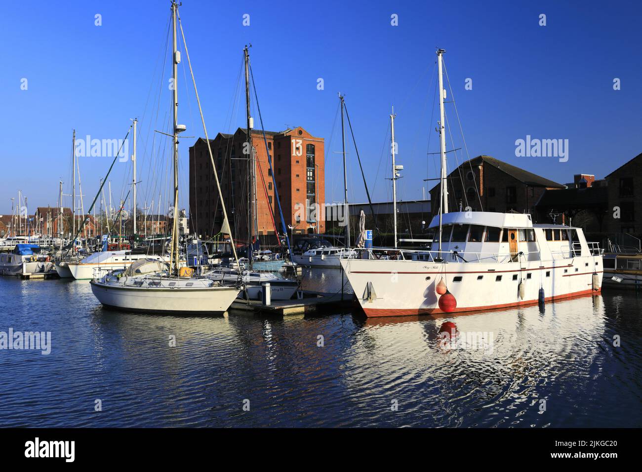 Barcos en la Marina, Kingston-upon-Hull, East Riding of Yorkshire, Humberside, Inglaterra, Reino Unido Foto de stock