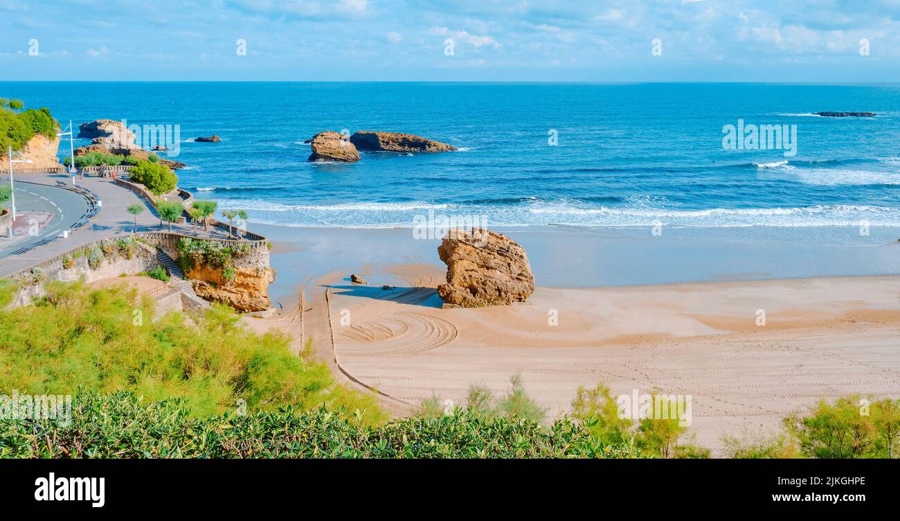 Una vista del acantilado y las formaciones rocosas en el lado sur de la playa de La Grande Plage en Biarritz, Francia, temprano en la mañana en un día de verano, yo Foto de stock