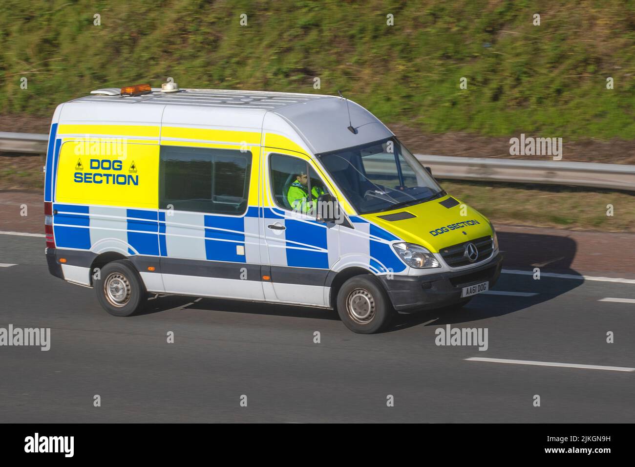 Policía Perro Sección K9, Mercedes Benz Sprinter viajando en la autopista M6, Reino Unido Foto de stock