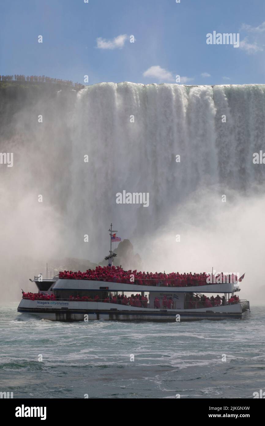 El barco turístico a los pies de las Cataratas del Niágara, Ontario, Canadá Foto de stock