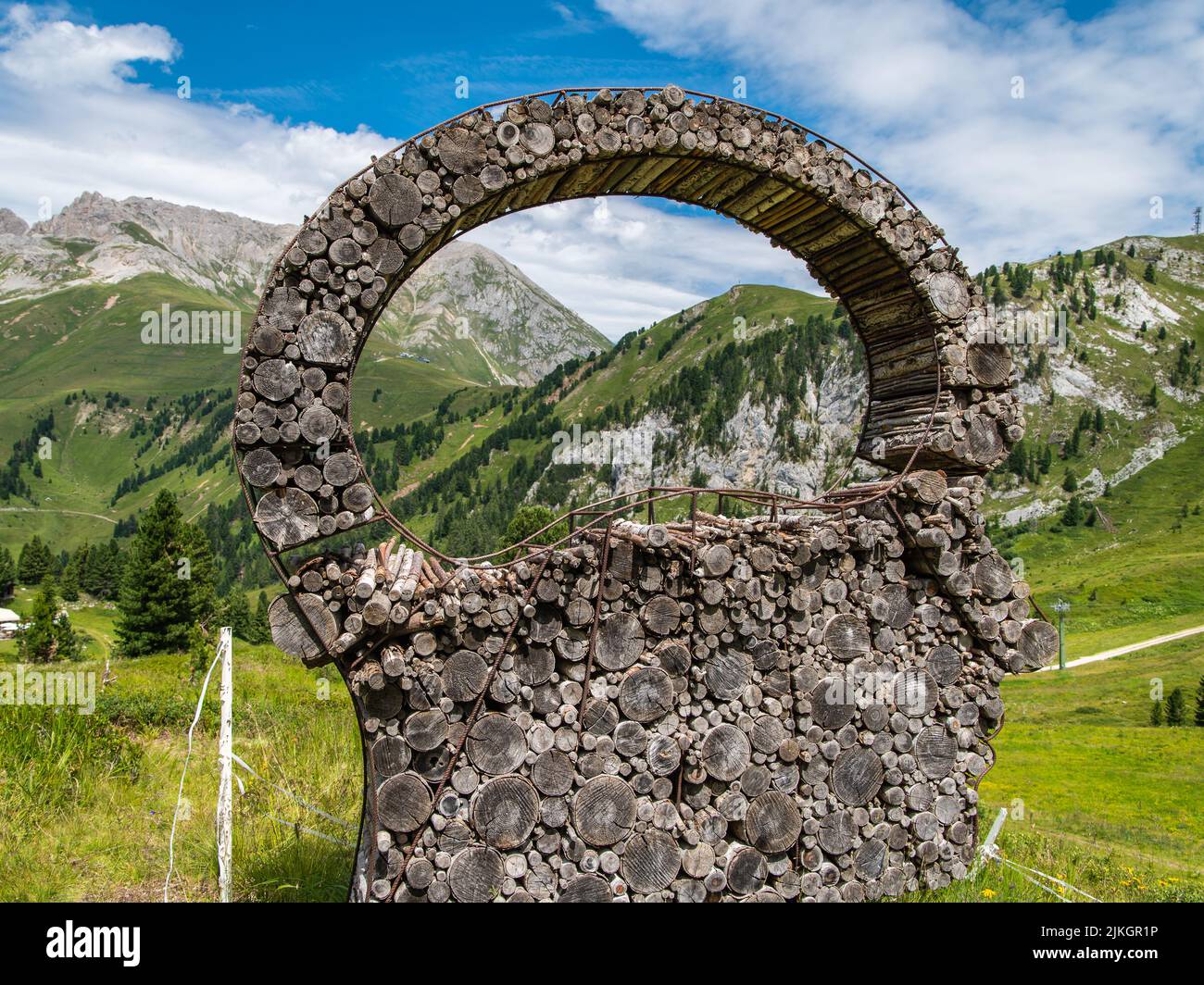 Las instalaciones de arte interactúan con la naturaleza de los Dolomitas, declarados Patrimonio de la Humanidad por la UNESCO - Pampeago-Dolomitas Trentino, Italia Foto de stock