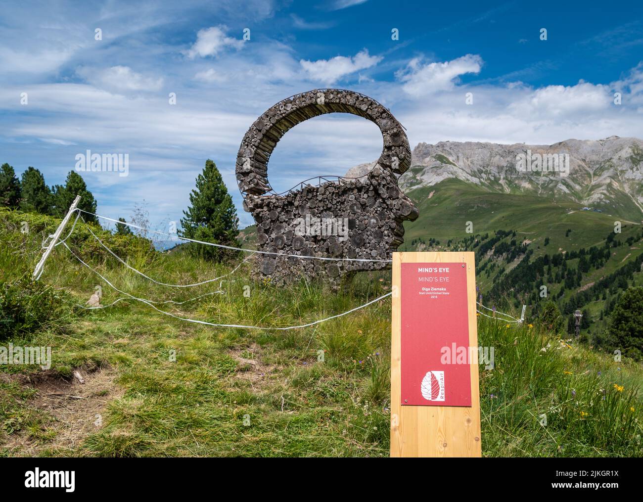 Las instalaciones de arte interactúan con la naturaleza de los Dolomitas, declarados Patrimonio de la Humanidad por la UNESCO - Pampeago-Dolomitas Trentino, Italia Foto de stock