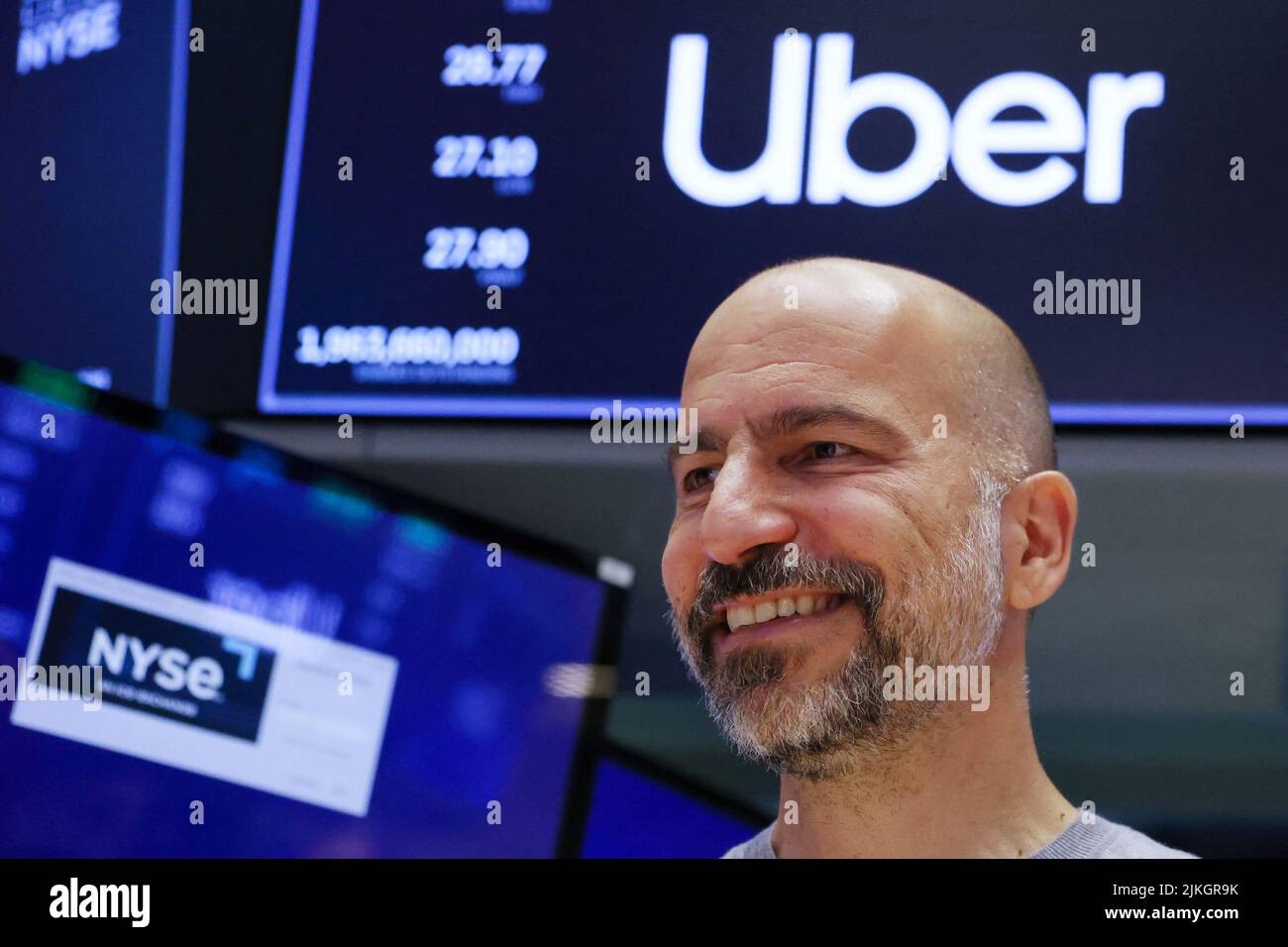 Dara Khosrowshahi, CEO de Uber, reacciona en el mercado de valores de la Bolsa de Nueva York (NYSE) en Manhattan, Nueva York, EE.UU., 2 de agosto de 2022. REUTERS/Andrew Kelly Foto de stock
