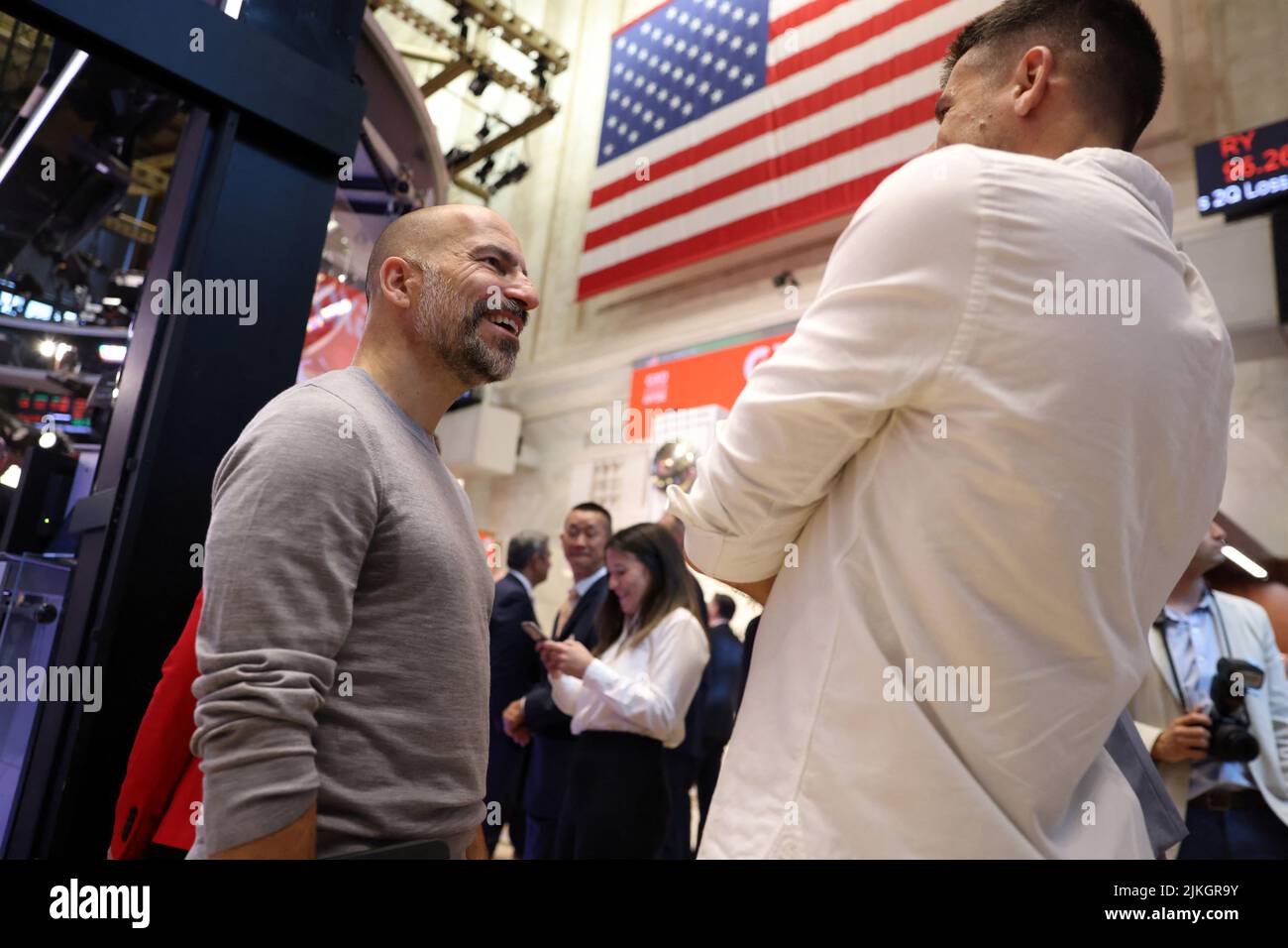 Dara Khosrowshahi, CEO de Uber, reacciona en el mercado de valores de la Bolsa de Nueva York (NYSE) en Manhattan, Nueva York, EE.UU., 2 de agosto de 2022. REUTERS/Andrew Kelly Foto de stock