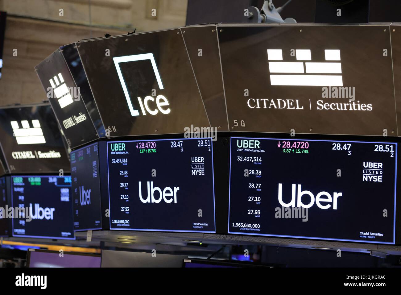 El logotipo de Uber se ve en la planta de operaciones de la Bolsa de Valores de Nueva York (NYSE) en Manhattan, Nueva York, EE.UU., el 2 de agosto de 2022. REUTERS/Andrew Kelly Foto de stock