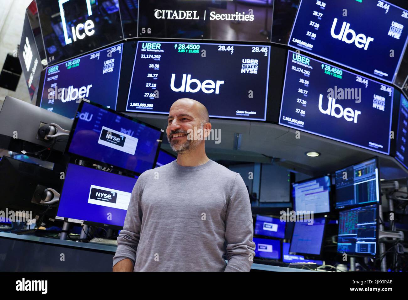 Dara Khosrowshahi, CEO de Uber, mira en el piso de operaciones en la Bolsa de Valores de Nueva York (NYSE) en Manhattan, Nueva York, EE.UU., el 2 de agosto de 2022. REUTERS/Andrew Kelly Foto de stock