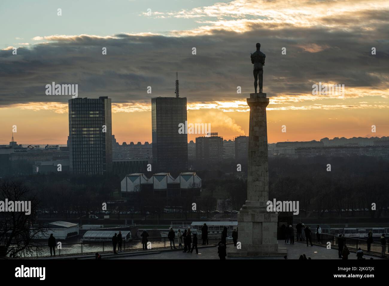 Fortaleza de Belgrado, Kalemegdan, Serbia. Vista de la puesta de sol con la estatua de Víctor Foto de stock