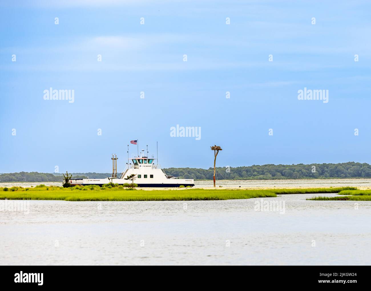 Transbordador Shelter Island con tierras húmedas en primer plano Foto de stock