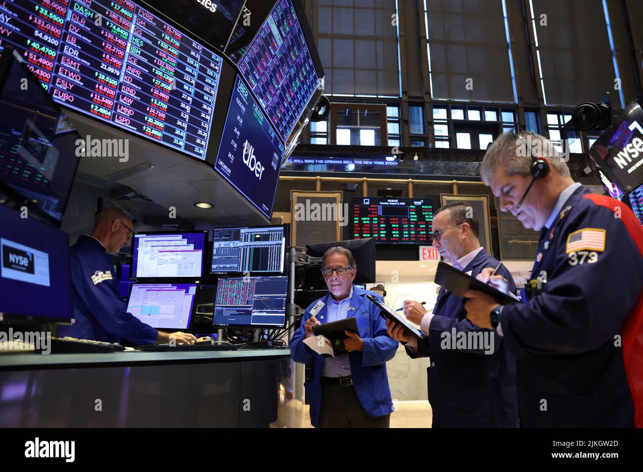 Los comerciantes trabajan en el piso de operaciones en la Bolsa de Valores de Nueva York (NYSE) en Manhattan, Nueva York, EE.UU., el 2 de agosto de 2022. REUTERS/Andrew Kelly Foto de stock