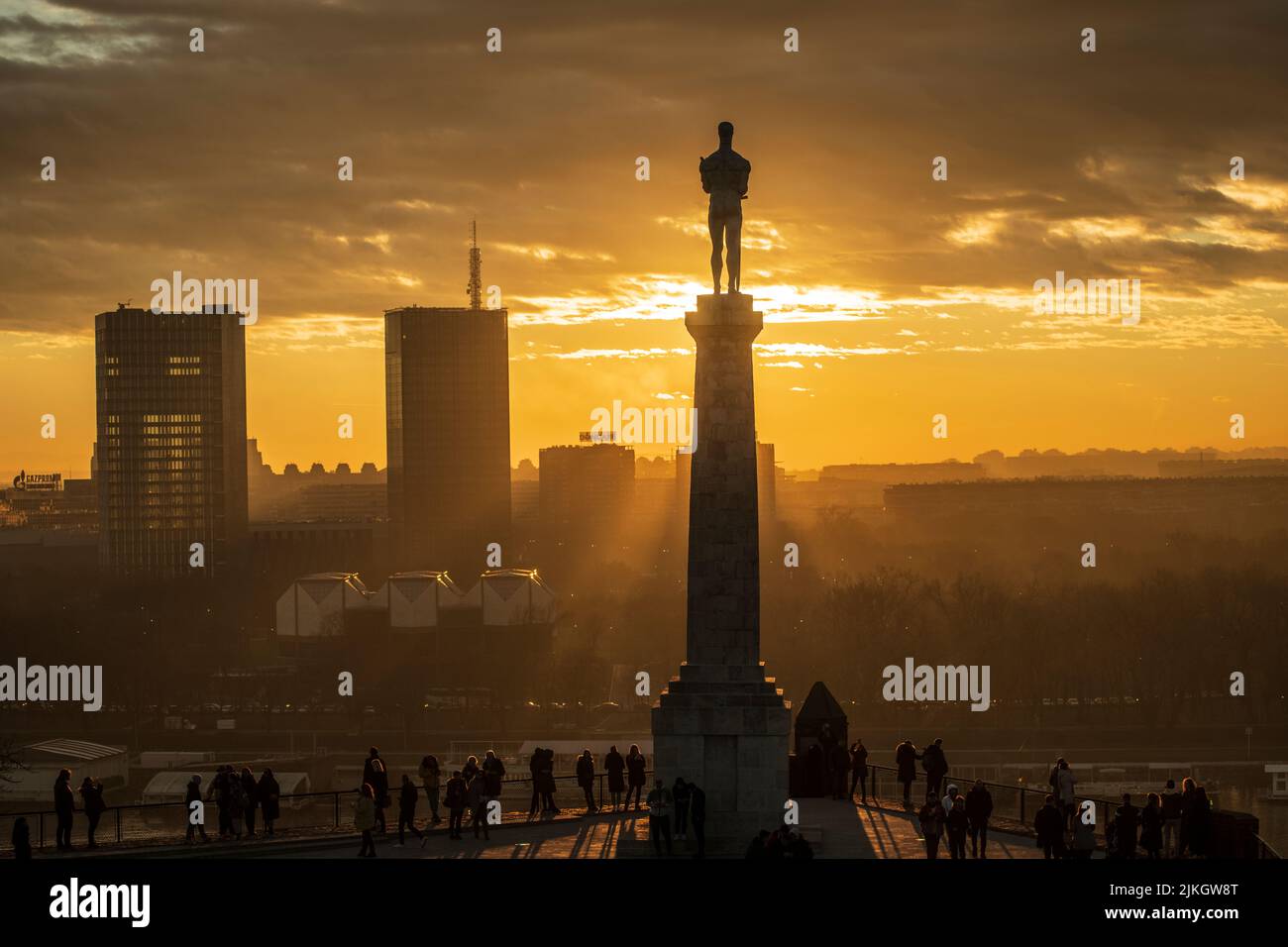 Fortaleza de Belgrado, Kalemegdan, Serbia. Vista de la puesta de sol con la estatua de Víctor Foto de stock