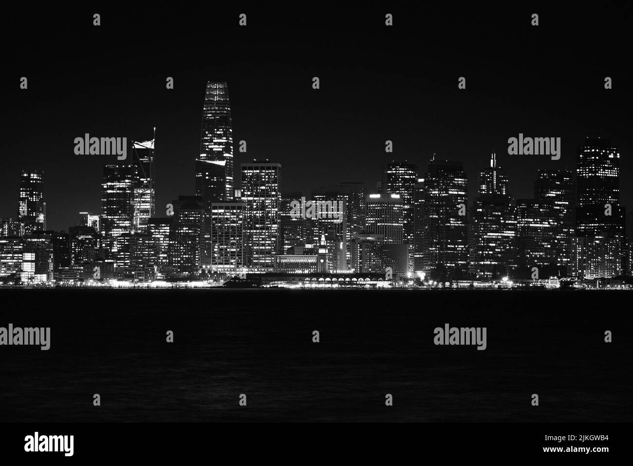 Una fotografía panorámica en escala de grises de los brillantes rascacielos de la ciudad de San Francisco, EE.UU Foto de stock