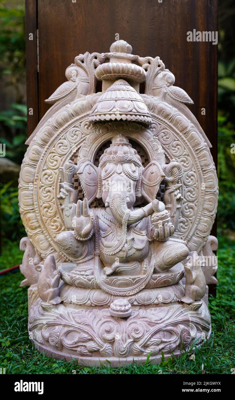 Primer plano de una escultura de una deidad india Foto de stock