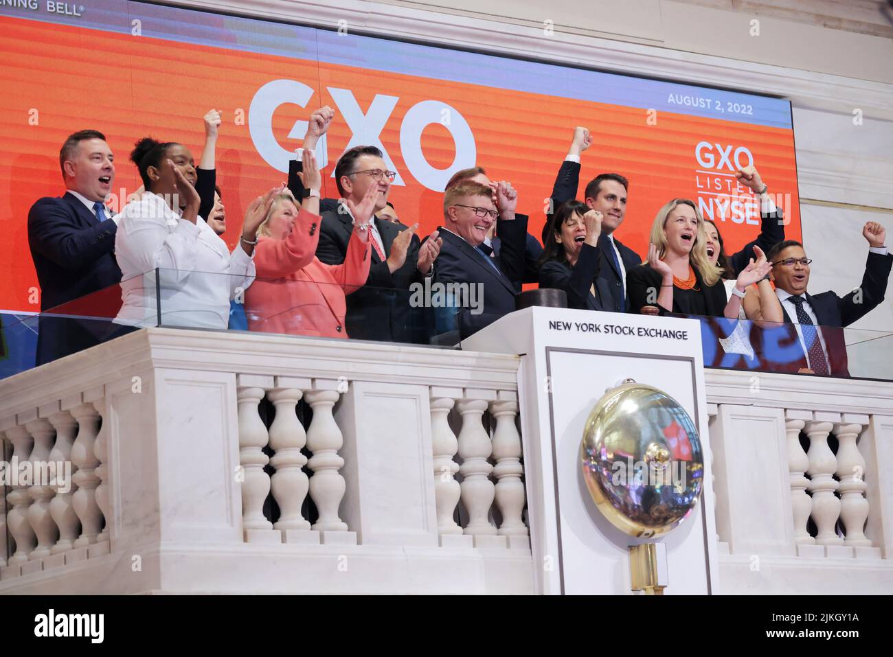 El CEO de GXO, Malcolm Wilson, llama la campana de apertura en la Bolsa de Valores de Nueva York (NYSE) en Manhattan, Nueva York, EE.UU., el 2 de agosto de 2022. REUTERS/Andrew Kelly Foto de stock