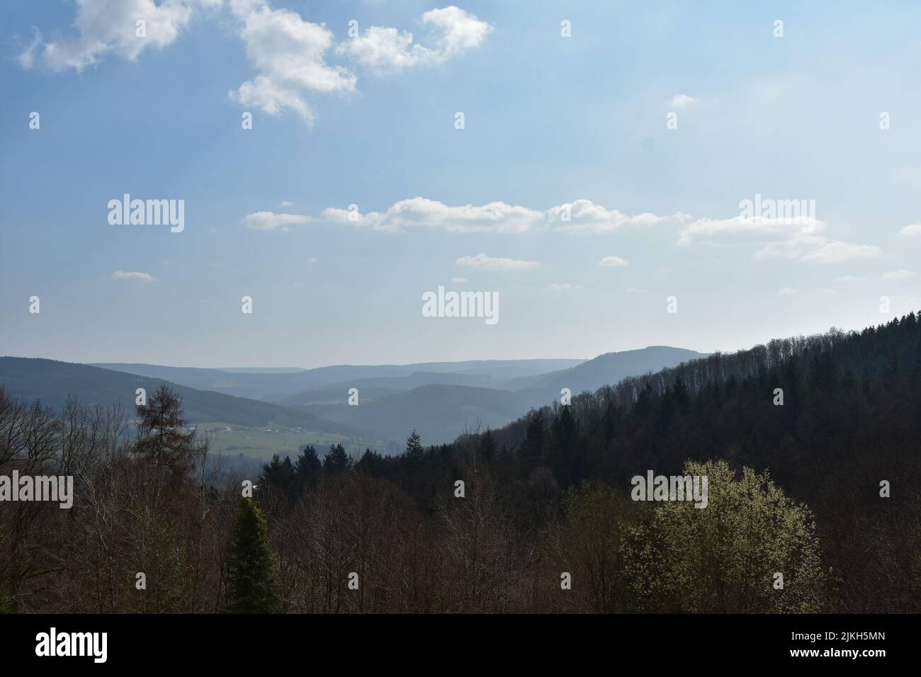 Un hermoso paisaje natural de las colinas y bosques en un día agradable Foto de stock