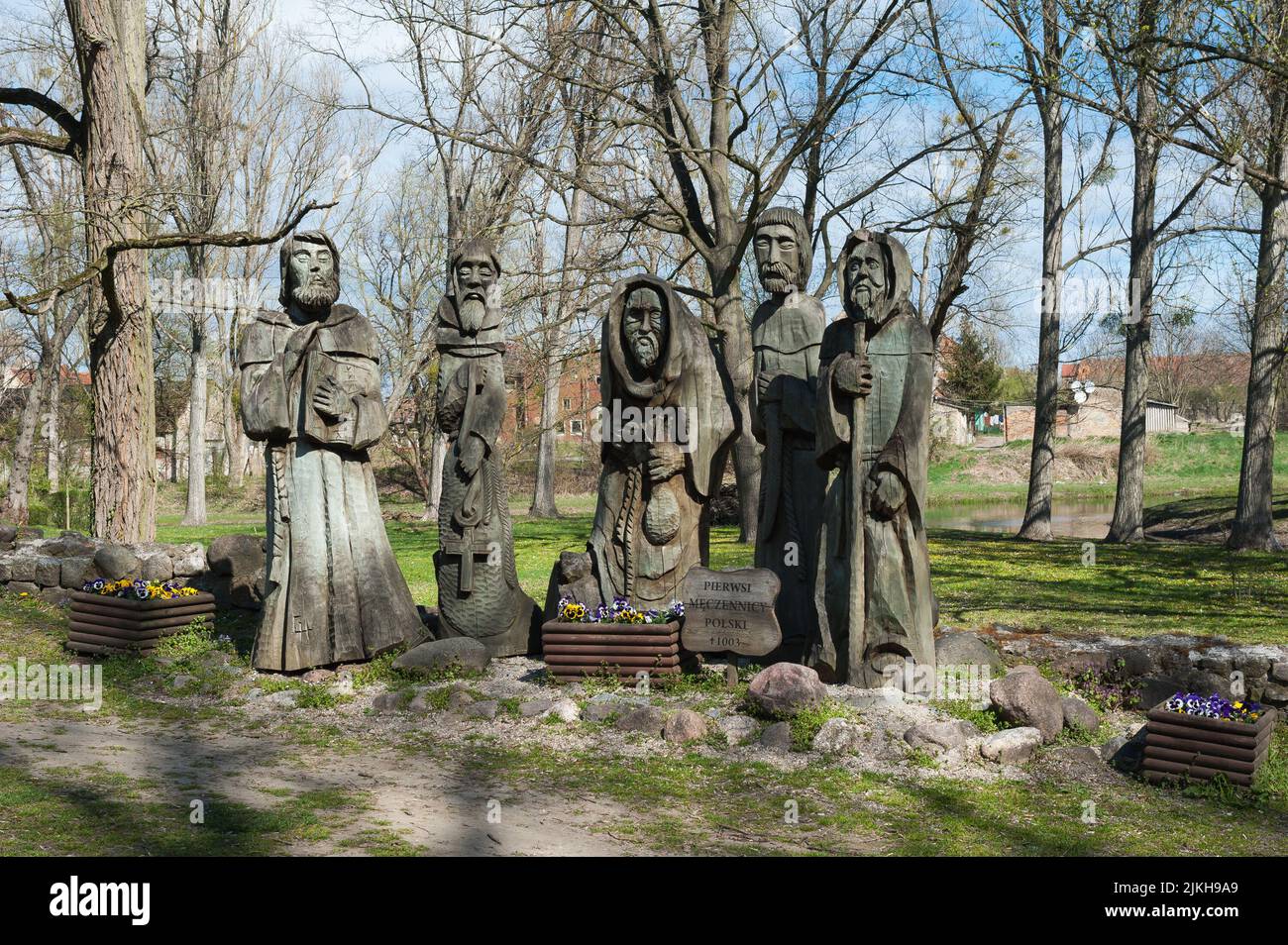 Escultura en madera 'Los primeros mártires de Polonia' en Miedzyrzecz, Lubusz Voivodato, Polonia Foto de stock