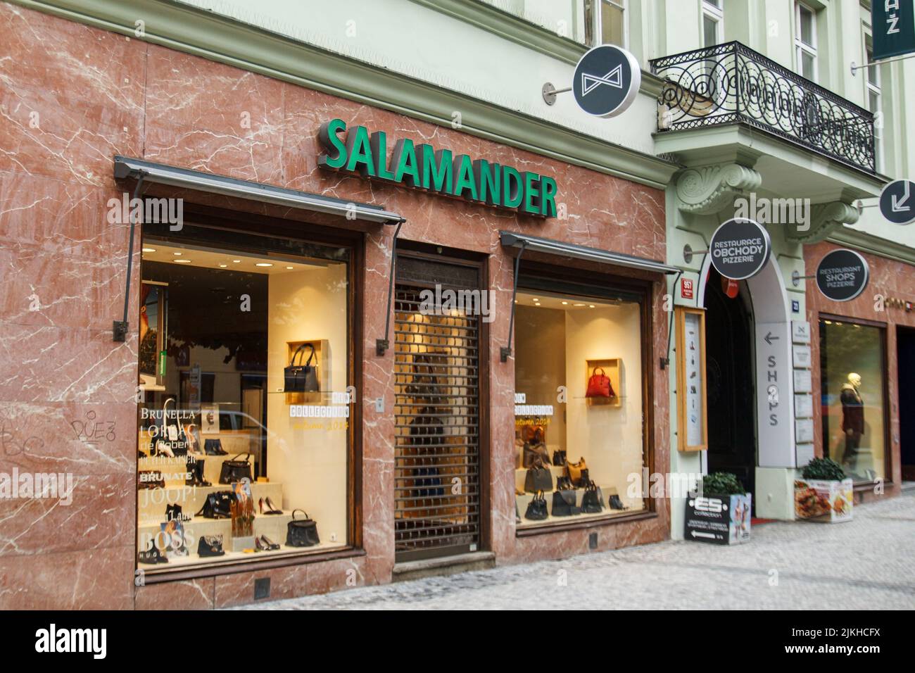 La lujosa tienda Salamander en Praga, República Checa Foto de stock