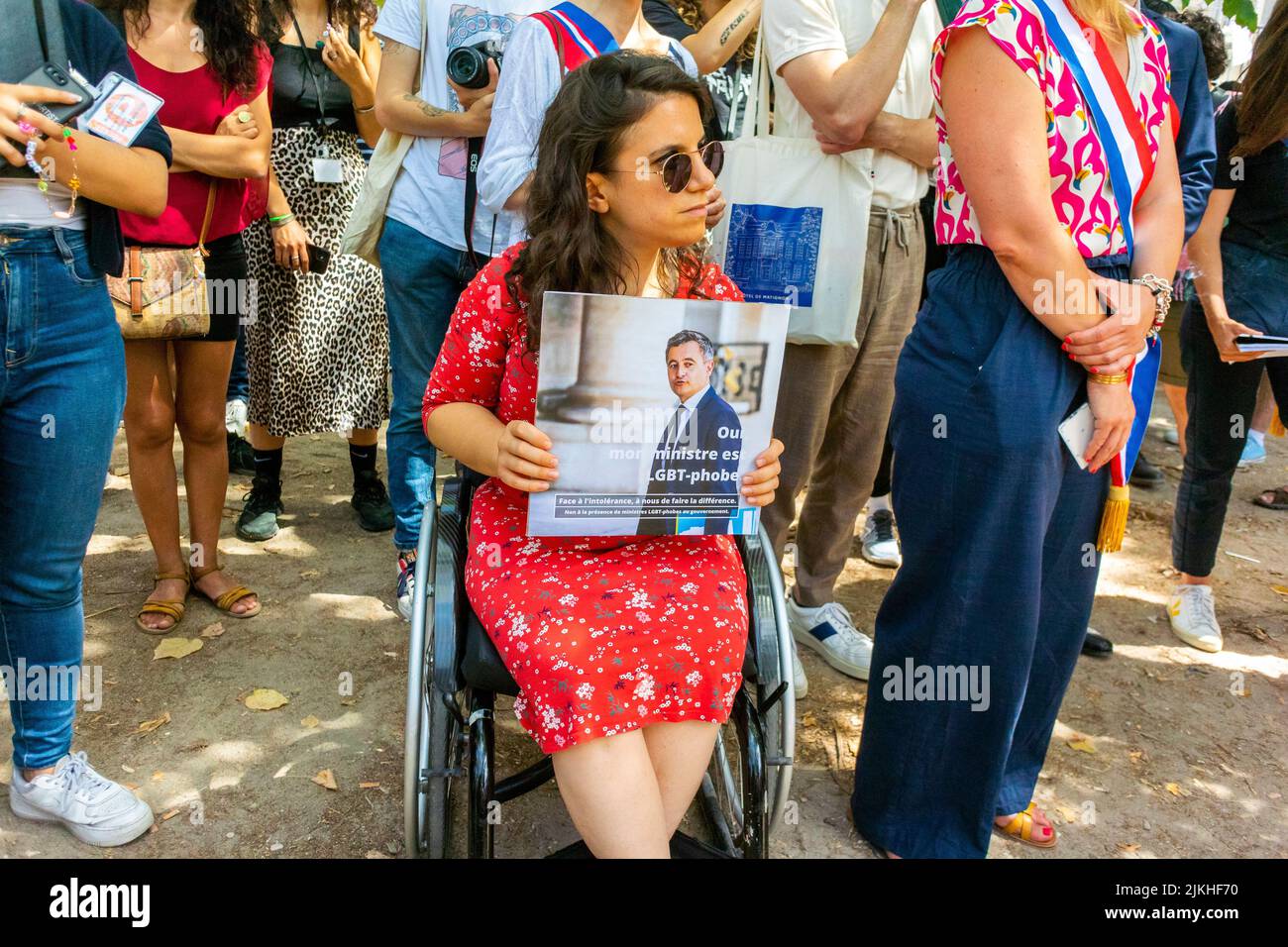 París, Francia, Mujer con Protesta Sign in Wheelchair in Crowd, Partido Político Francés EELV (NUPES, y N.G.O's: Act Up Paris, Aides, STRASS,), Demostración contra la homofobia, LGBT-Phobia, Los ministros en el gobierno de Macron, (Cayeux, Bechu, Le Cornu) para abandonar, Foto de stock