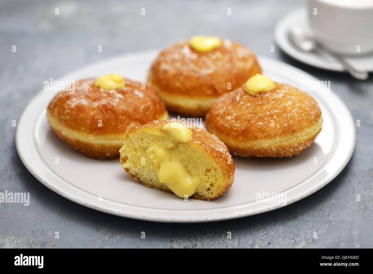 Bomboloni casero relleno de natillas, donuts rellenos italianos. Foto de stock
