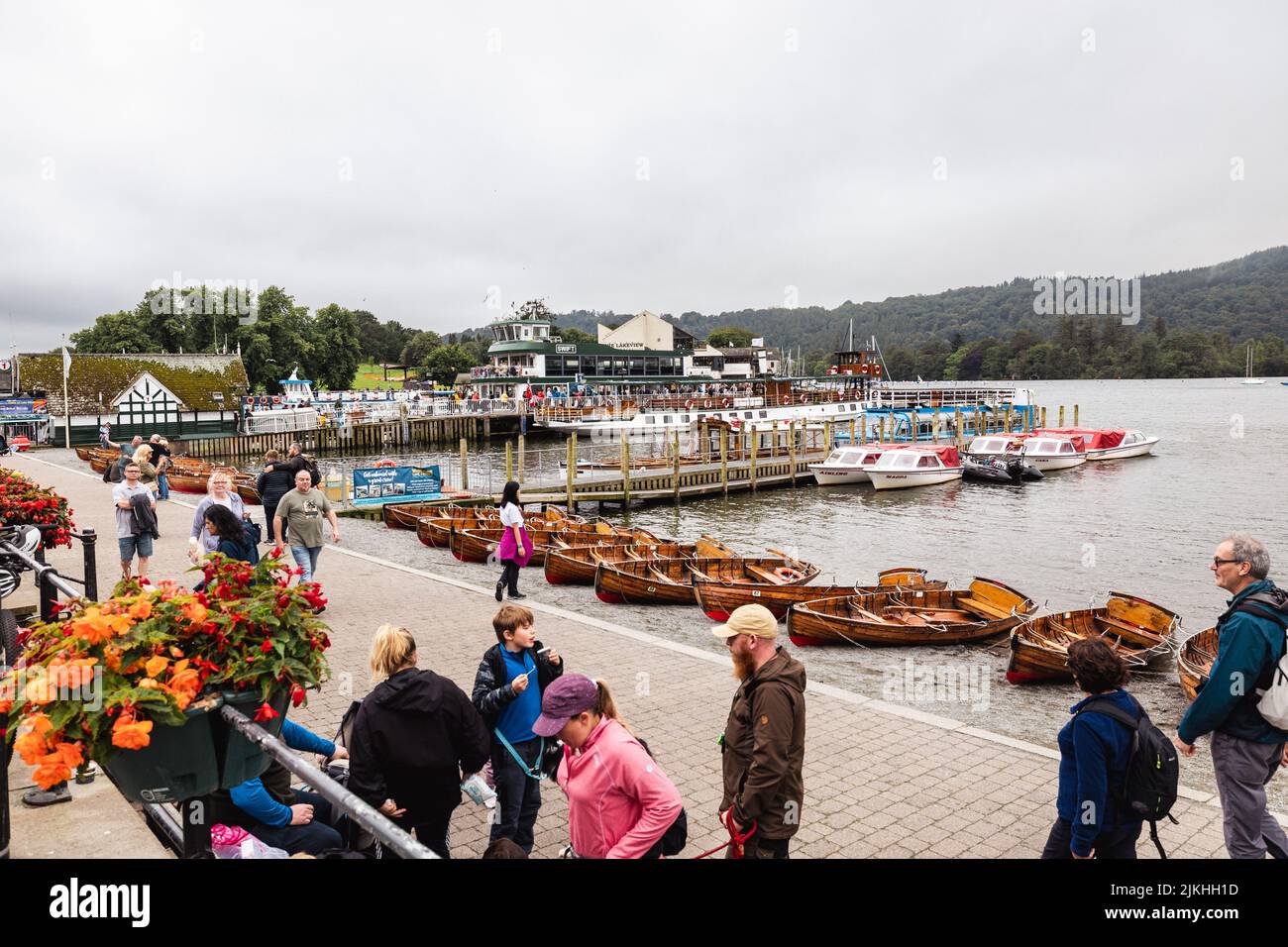 Lake District Cumbria 2nd de agosto de 2022 UK.UK Weather Day Bowness on Lake Windermere., Overcast Tarde después de fuertes lluvias desde 6,00mp Lunes/ayer . Crédito: Gordon Shoosmith/Alamy Live News Foto de stock