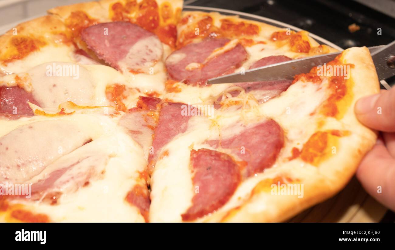 Pepperoni Pizza con queso mozzarella, salami, tomates, pimienta, especias y albahaca fresca. Pizza italiana Foto de stock
