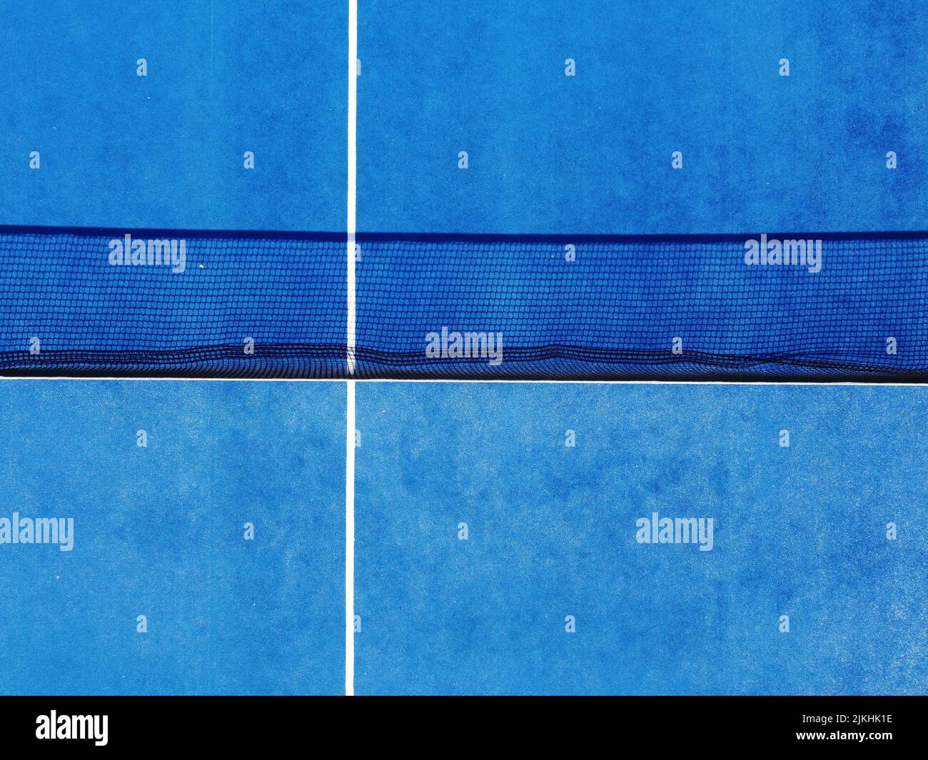 vista aérea de una pista de paddle de césped artificial azul Foto de stock