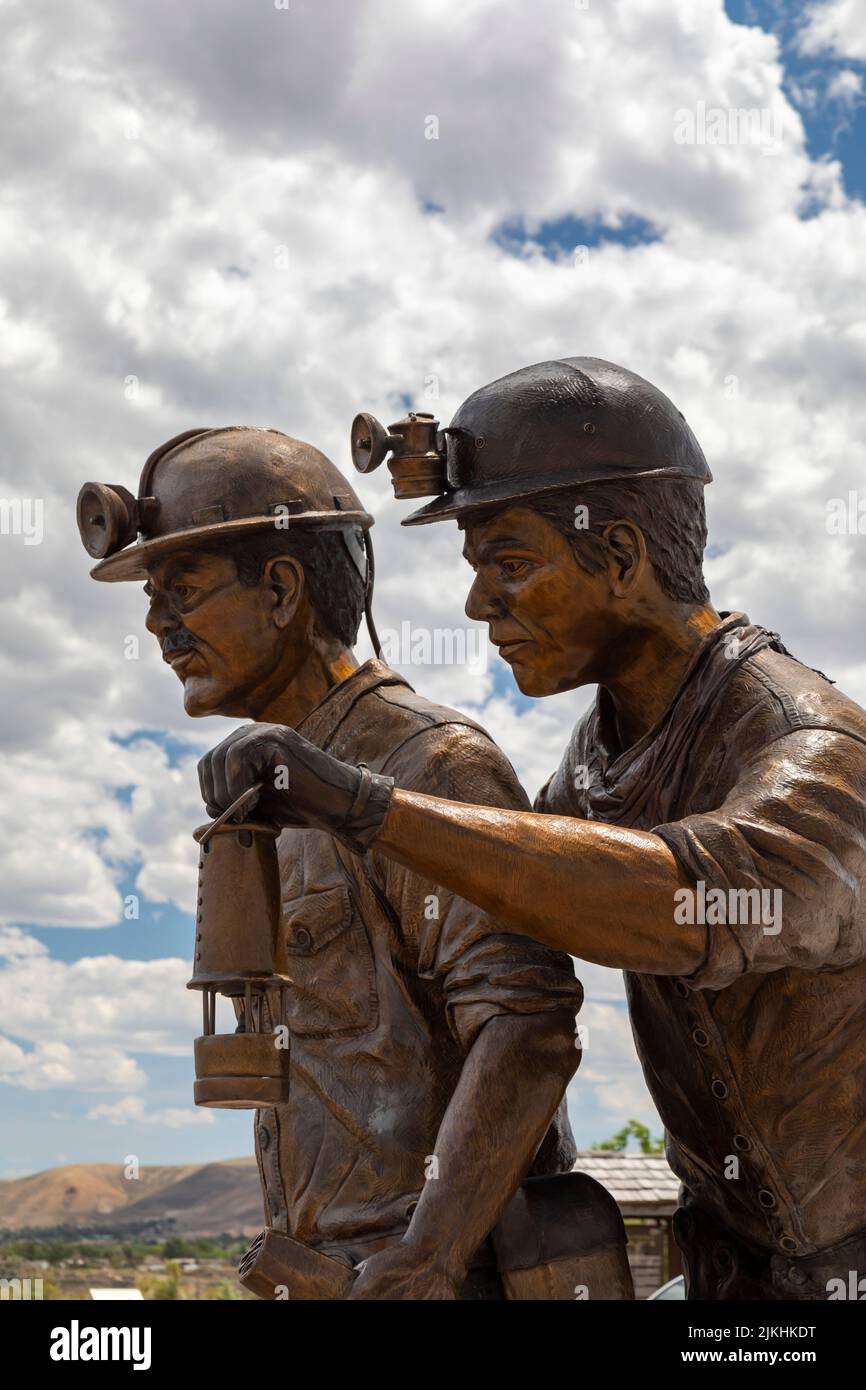 Green River, Wyoming - Una escultura, Shift Change de Bryan Cordova, celebra a los mineros que han excavado la trona mineral de las minas del suroeste de Wy Foto de stock
