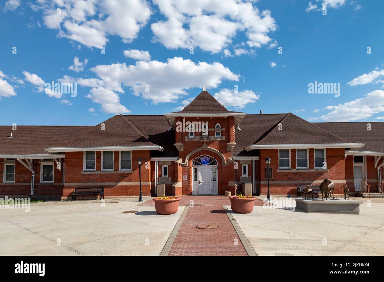 Rawlins, Wyoming - La estación de ferrocarril Union Pacific. Construido en 1901, el depósito se utiliza ahora como centro comunitario. Está en el Registro Nacional de HIS Foto de stock