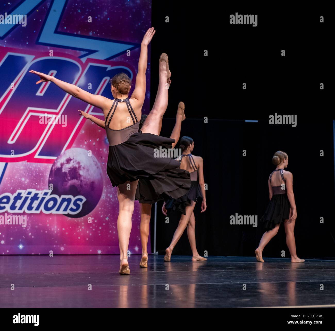 Los jóvenes bailan coreografía en concurso de talentos Foto de stock