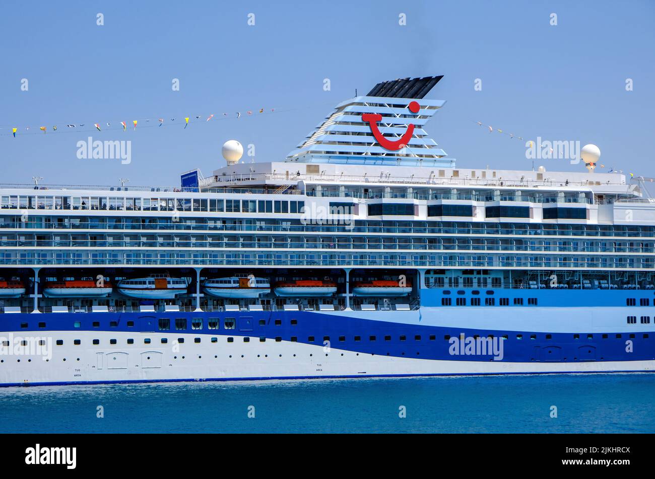 Corfú, Corfú, Grecia - El crucero TUI Marella Explorer está amarrado en el puerto de Corfú. El barco de 262 metros de largo tiene una masa de 9, 900 toneladas. Foto de stock