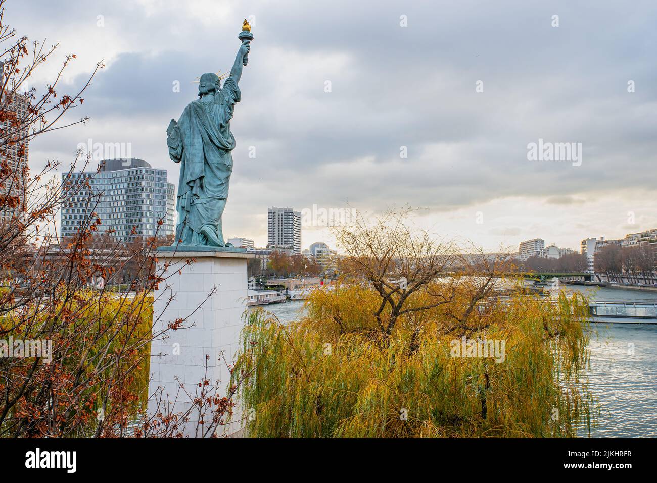 Una vista de la hermosa estatua de la Libertad desde atrás en París, Francia Foto de stock