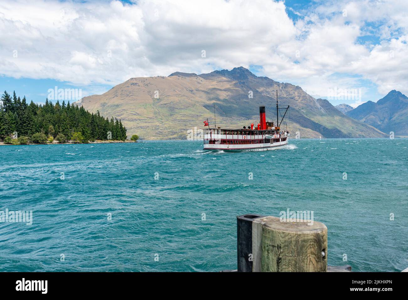 Antiguo barco de vapor en el lago Wakatipu en Queenstown, Isla Sur de Nueva Zelanda Foto de stock