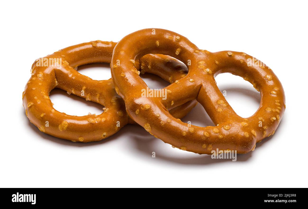Dos grandes pretzels cortados en blanco. Foto de stock