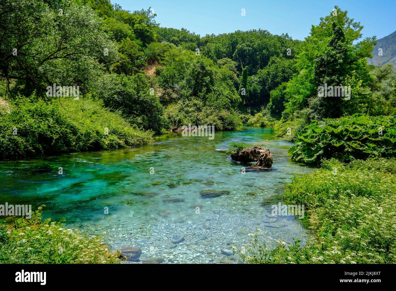 Muzina, Albania - Syri i Kaltër, OJO AZUL, con 6 ö³/s la fuente de agua más abundante del país, se encuentra a medio camino entre las ciudades más grandes de Saranda en la costa y Gjirokastra en el interior. Foto de stock