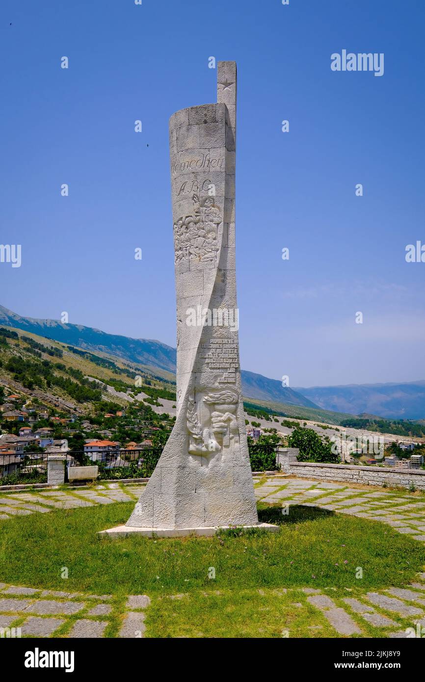 Ciudad de Gjirokastra, Gjirokastra, Albania - Obelisco, ciudad de montaña de Gjirokastra, Patrimonio de la Humanidad por la UNESCO. El monumento del Obelisco fue erigido cerca de la primera escuela de Gjirokastra (1908), tiene como objetivo aprender y utilizar el idioma albanés bajo la ocupación otomana, y es un símbolo de la educación en Albania. Foto de stock
