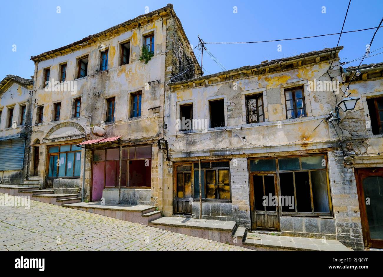 Ciudad de Gjirokastra, Gjirokastra, Albania - El casco antiguo histórico de la ciudad de montaña de Gjirokastra se está deteriorando gradualmente, poniendo en peligro su condición de Patrimonio Mundial de la UNESCO. Foto de stock