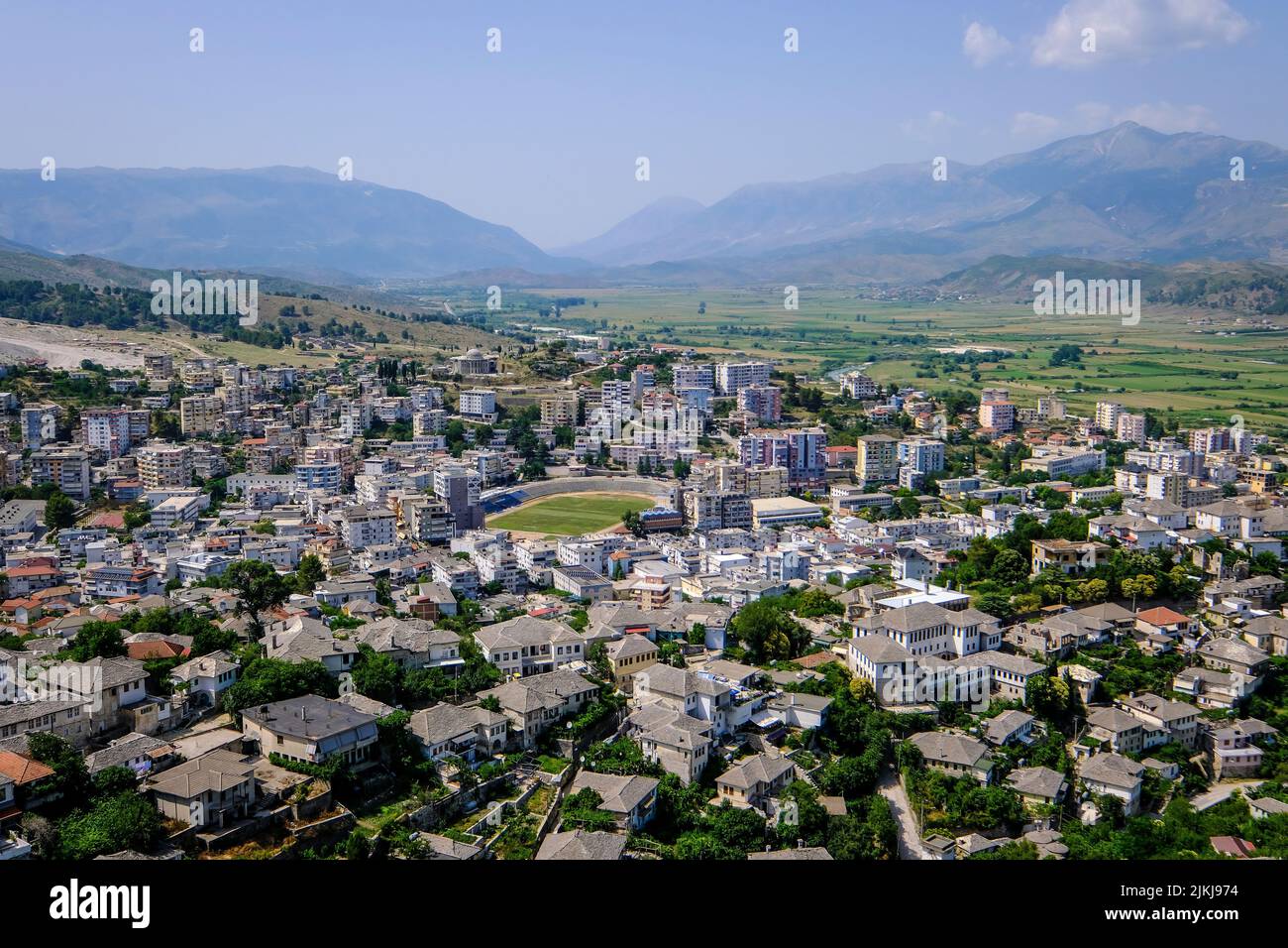 Ciudad de Gjirokastra, Gjirokastra, Albania - Ciudad de montaña de Gjirokastra, Patrimonio de la Humanidad por la UNESCO. Vistas a la ciudad con montañas en el valle de los Drinos. Foto de stock