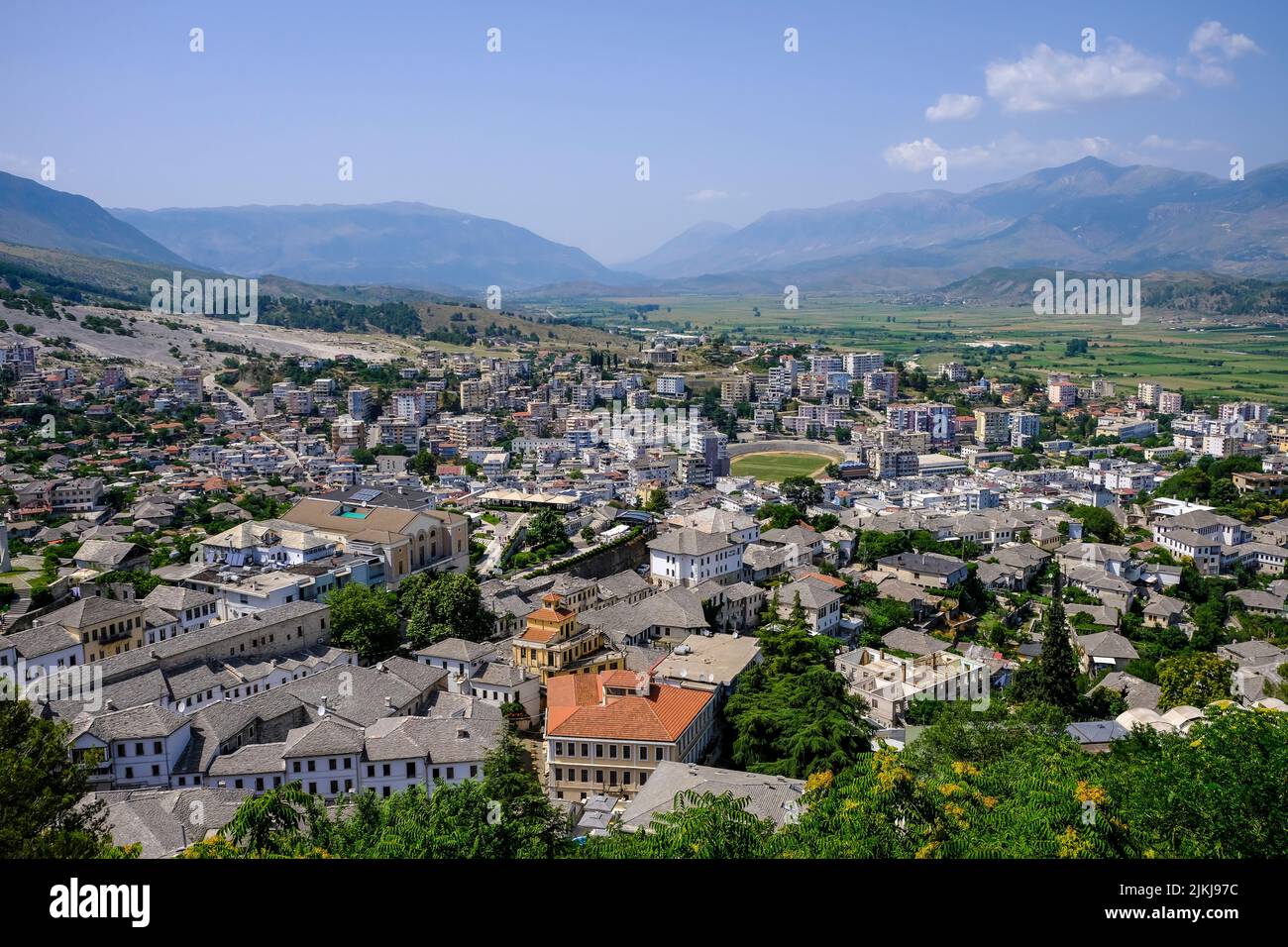 Ciudad de Gjirokastra, Gjirokastra, Albania - Ciudad de montaña de Gjirokastra, Patrimonio de la Humanidad por la UNESCO. Vistas a la ciudad con montañas en el valle de los Drinos. Foto de stock