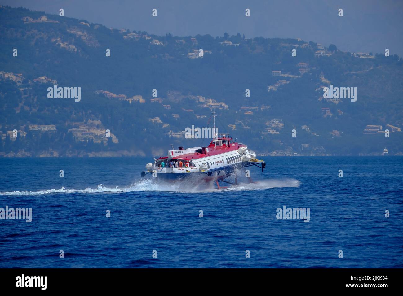 Saranda, Albania - Líneas de Finikas. El ferry zarpa entre Saranda Albania y Corfú Grecia. Foto de stock
