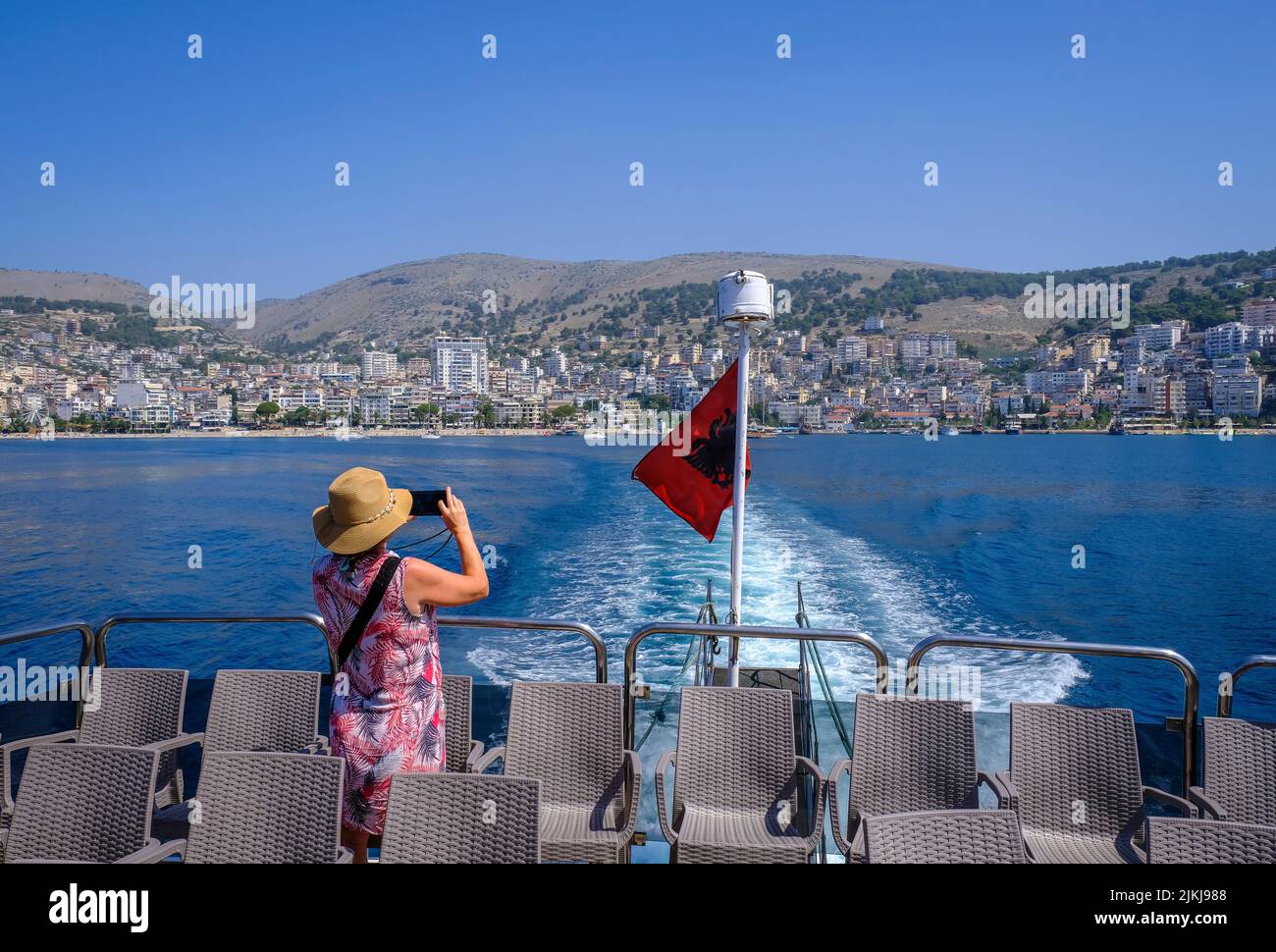 Saranda, Albania - balneario de Saranda en la Riviera albanesa. El ferry sale de Saranda a Corfú Grecia. Foto de stock