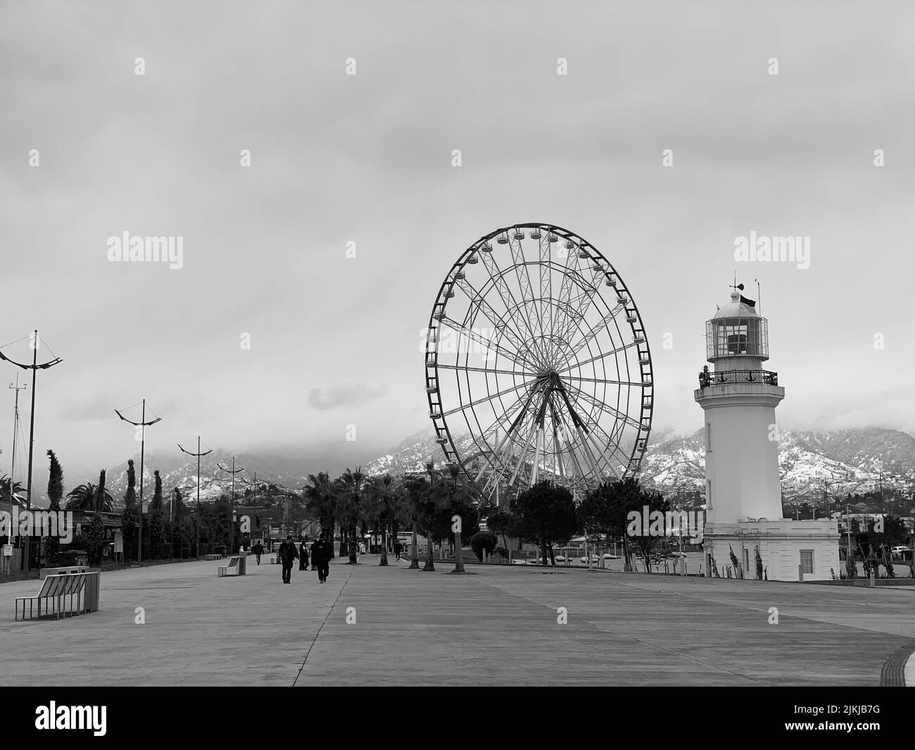 Un parque con noria en Batumi, Georgia en un día nublado Foto de stock