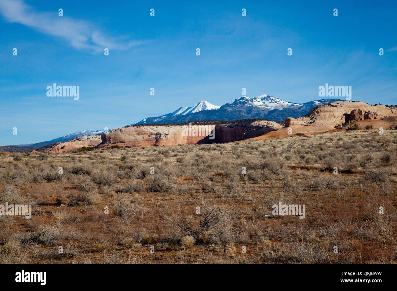 Cordillera de La Sal junto a las rocas rojas de Canyonlands fuera de Moab, Utah. Patrias a la Cultura Anasazi Foto de stock
