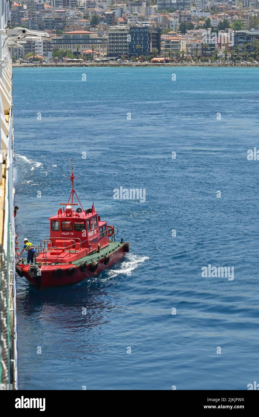 Kusadasi, Turquía - Mayo 2022: Piloto de navegación embarcando un crucero para guiarlo fuera del puerto Foto de stock