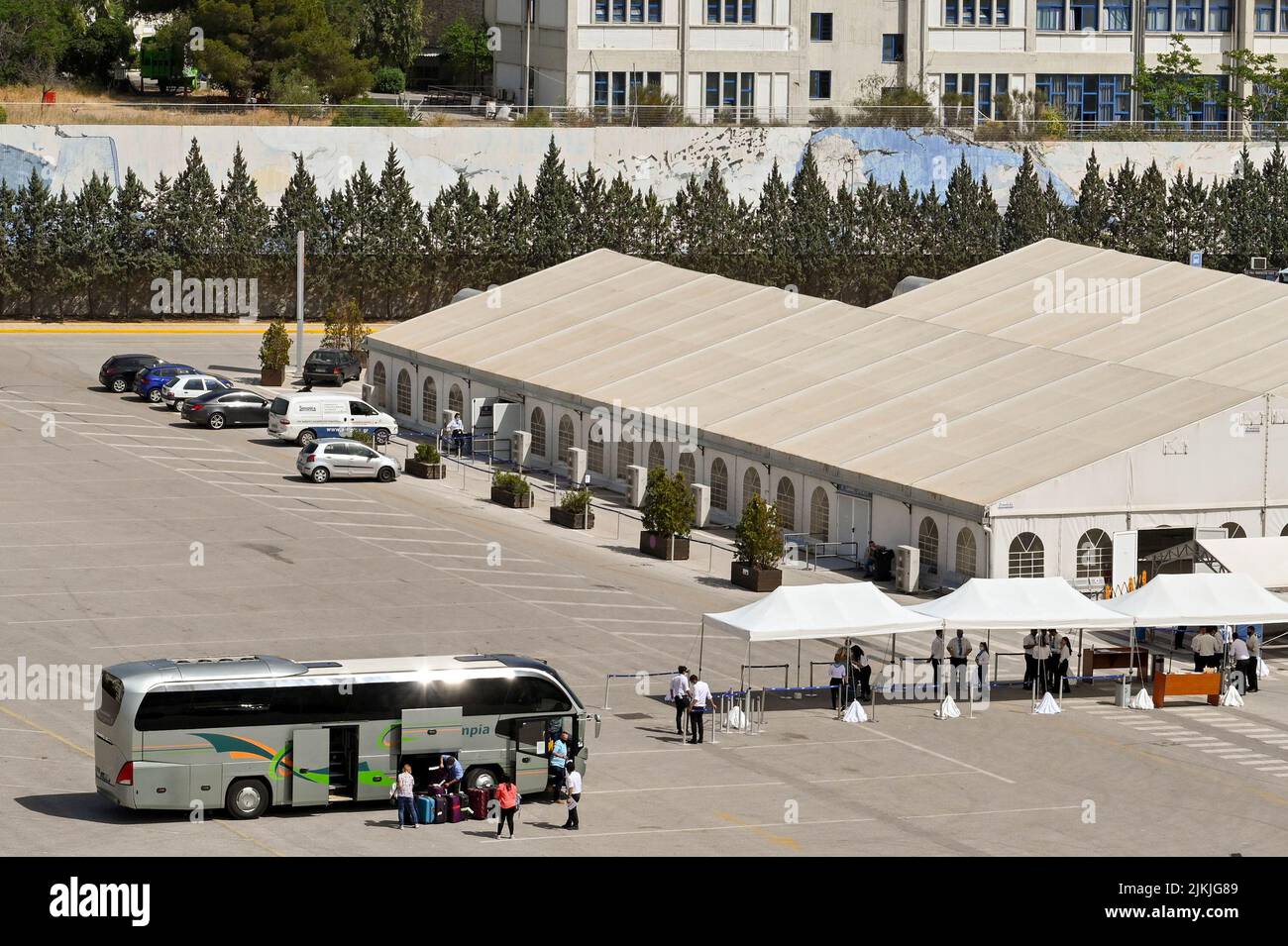 Atenas, Grecia - 2022 de mayo: Personas que recogen equipaje de un autobús después de llegar a una de las terminales de cruceros de la ciudad Foto de stock