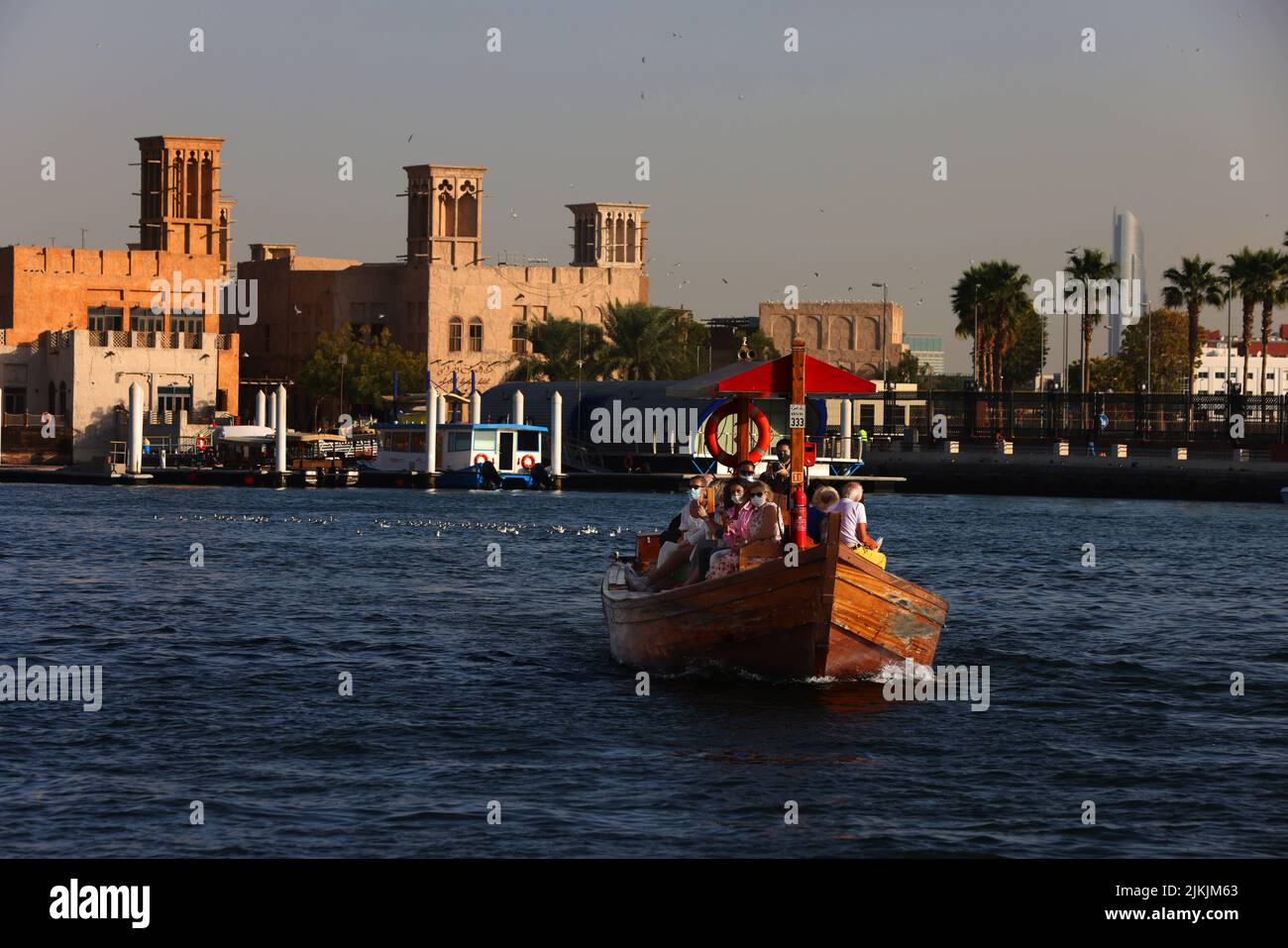 Holzboot, Dubia, Boot, Dubai Creek, Dubai Kanal, Wassertaxi oder Fähren bringen auf dem Dubai Creek Passagiere an das andere ufer! Foto de stock