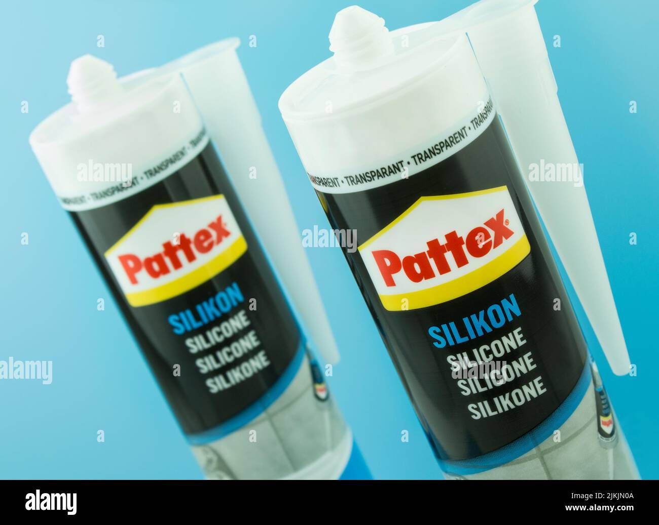 Pattex Silikon von Henkel auf blauem Hintergrund Foto de stock